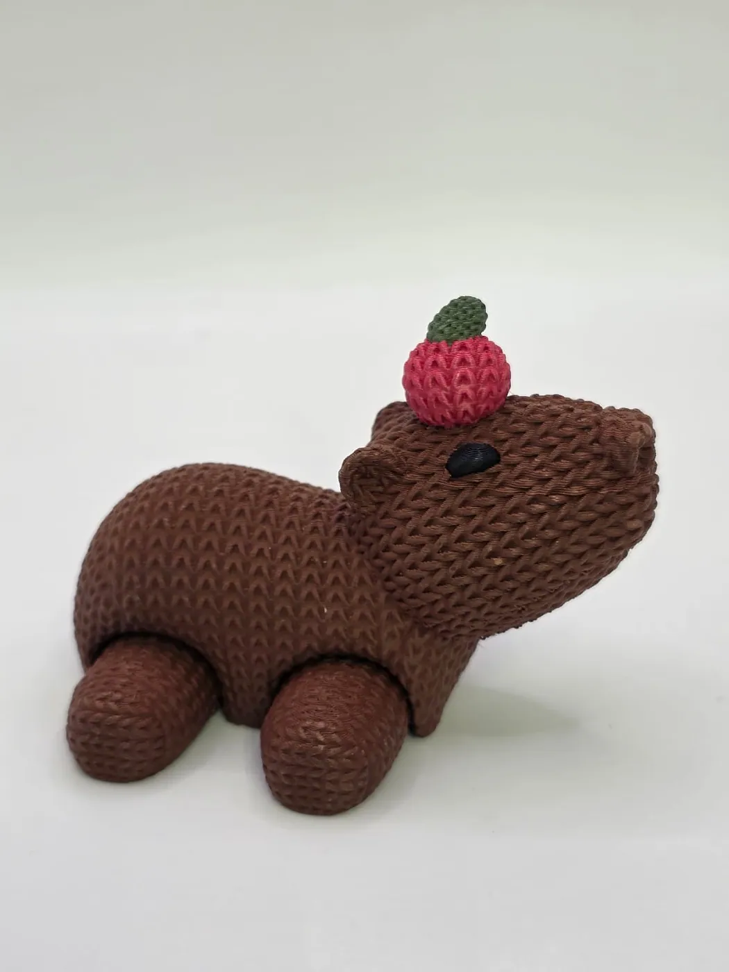 Capivara com morango, foto 1 de 2