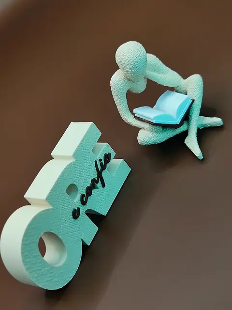 Placa “Ore e confie”, peça impressa em 3D