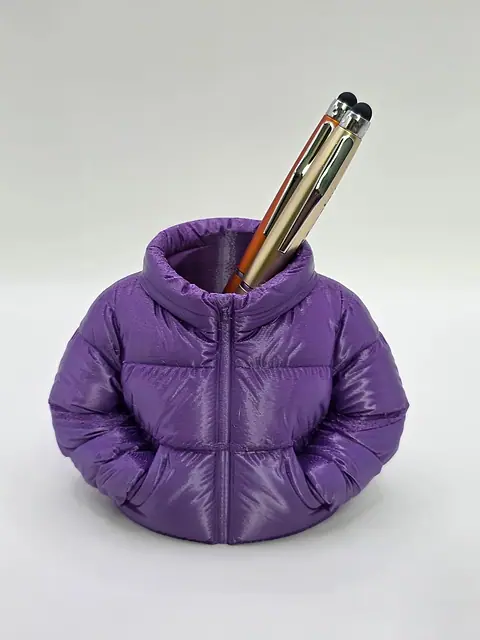 Porta-canetas em forma de jaqueta puffer roxa